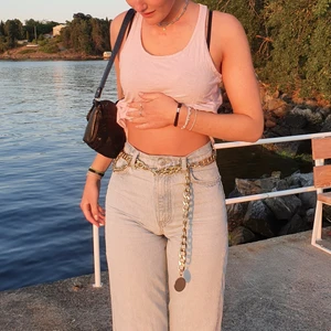 Skärp - Ballt kedjeskärp från Gina i guld💫 Passar till det mesta med inställningsbar storlek så passar alla🥰