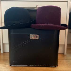 2 stycken hattar med en tillhörande hattlåda. Storlek finns på sista bilden. Priset avser båda hattarna inklusive låda.