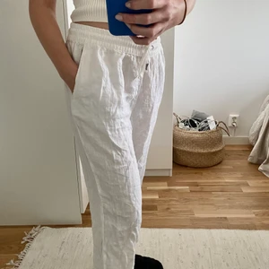 Linnebyxor från H&M - Linnebyxor från H&M, stl 38. Köpte dessa förra sommaren men de har tyvärr aldrig kommit till användning då de är lite för stora. Har legat i min gaderob så därför de är lite skrynkliga.💕 jag är 166cm lång så sitter bra i längden. Köparen står för frakten.🌟