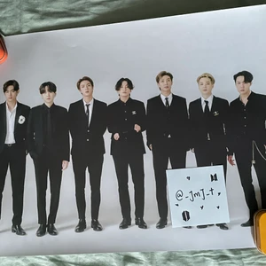 NYEL POSTER  - Sälja BTS Group NYEL Con Poster. Den är Kludd märker på alla hörnet 😅