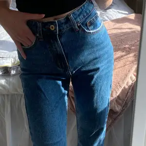 High waisted jeans, märke- ONLY, Emily (straight) strl- 25/32. Mycket bra skick. Nypris 400kr. Säljer pga att jag har vuxit ur dem. 