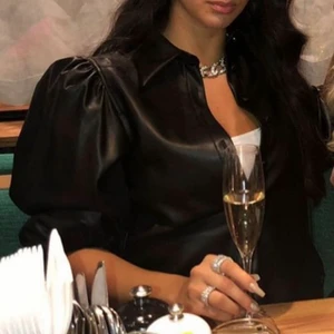 Skinskortja - Skjorta i skinimitation från zara. Storlek xs. Använd 1 gång. Säljer för 100kr 