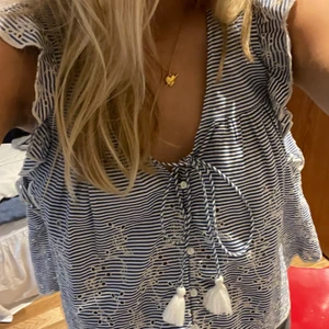 Söt top från Zara!  - Jättesöt top från Zara som är köpt för flera år sedan men knappt använd💙💜 Skicket är precis som nytt❣️❣️