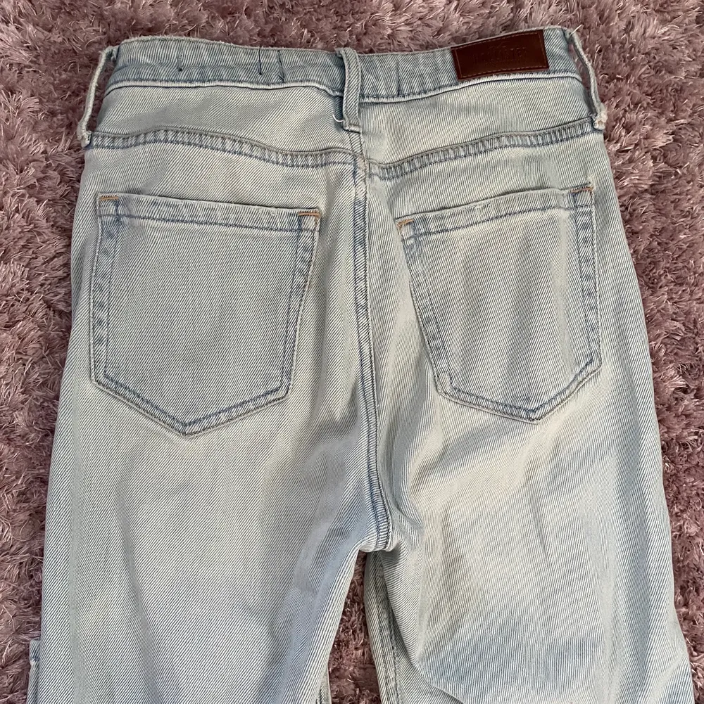 Ett par ljusblåa jeans från Hollister med hål på framsidan. Jättefin passform! Bra skick! W24 L 27, passar mellan XS/S enligt mig. . Jeans & Byxor.