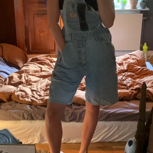 Levis hängselshorts - Retro liknande hängselshorts från Levis, ville att dem skulle sitta lite baggy men dem satt lite för baggy på mig! Bortsett från det så är dem i bra skick och ser otroligt balla ut!❣️