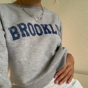 Grå Sweatshirt - Super fin grå sweatshirt köpt ifrån bikbok för jättelängesen. Storlek xs 😋 