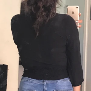 Svart urringad topp  - Svart urringad topp mellan kort i armarna. Tajt, strechigt och inte alls rädd att den öppnas vid brösten. Fin sömn på baksidan vilket gör så tröjan blir lite tajtare vid midjan .