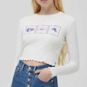 Långärmad top från Pull&Bear - Långärmad top från Pull & Bear. Är lite för liten för mig så har bara använt den ett par gånger 😊 storlek L men skulls  säga att den passar mer som en S. kan mötas upp i Malmö, annars betalar köparen frakt (48kr) 🌸