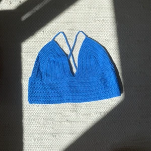 Blå virkad topp - Blå virkad topp. Passar S-L och A-C kupa.