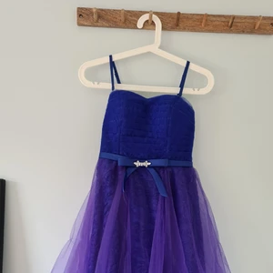 Blå/lila klänning - Storleken är M/L men jag brukar ha på mig XS/S så den passar lite alla storlekar. Använd endast ca 1 gång och används inte längre då det inte är min stil.