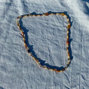 Halsband  - INTRESSEKOLL! Halsband med pärlor och stenar från panduro som jag gjort själv, ganska stretchigt och går lätt att få över huvudet utan problem. Går för runt 100kr med ingående frakt men priset kan diskuteras!❤️