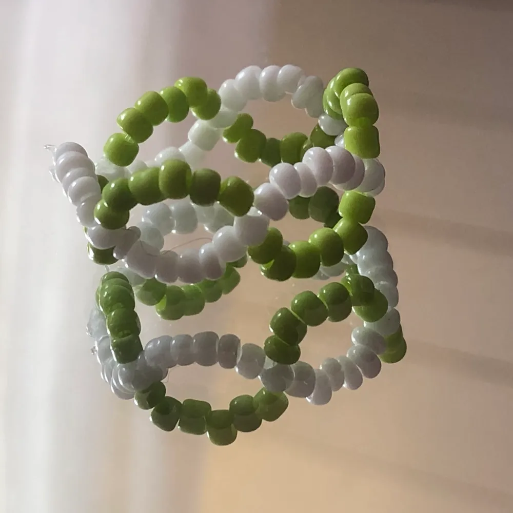 DNA ring i färgerna grön och vit. Det går att ställa önskemål om andra färger. Gjort för hand <3. Accessoarer.