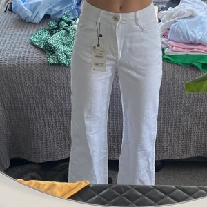 Vita jeans, storlek 34 - Vita coola byxor, helt oanvända från Zara! Dem är lite korta för mig och jag är 1,68💞