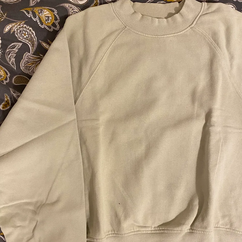 En skitsnygg pistage färgad sweatshirt från ginatricot i str XS. 100kr + fraktkostnaden. Tröjor & Koftor.