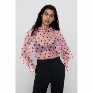 Zara blouse polka dot - Gullig blus från Zara strl XS. Lösa trådar men hittar inga dragningar, se detaljbilder. 