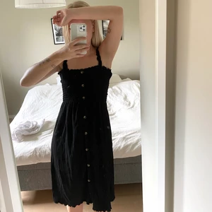 Klänning med knappar - Klänningen får under knäna. Linnemodell med knappar