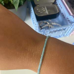 Ljusblått armband av elastisk tråd💙