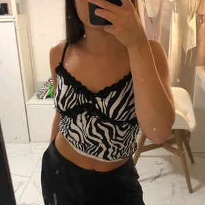 Shein zebralinne  - Säljer detta populära linne från shein då det inte kommer till användning tyvärr💕🌸justerbara band så passar xs/s. Superbra skick !! Säljer för 40 + frakt🥰