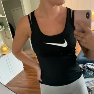 tränings linne - svart tränings linne från nike i storlek S