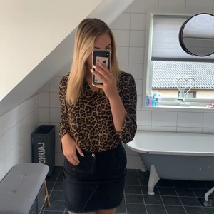 Leopard skjorta - En leopard skjorta från hm som bara är använd en gång. 