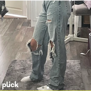 Håliga byxor  - Aldrig avvända köptes för 300 säljer de för 100 håliga jeans bra skick 