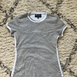Champion T-shirt  - Fint skick. Står att det är large men passar som en small.