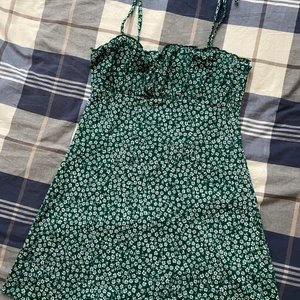 Klänning - Inte min stil med spagetti band, använd 1 gång