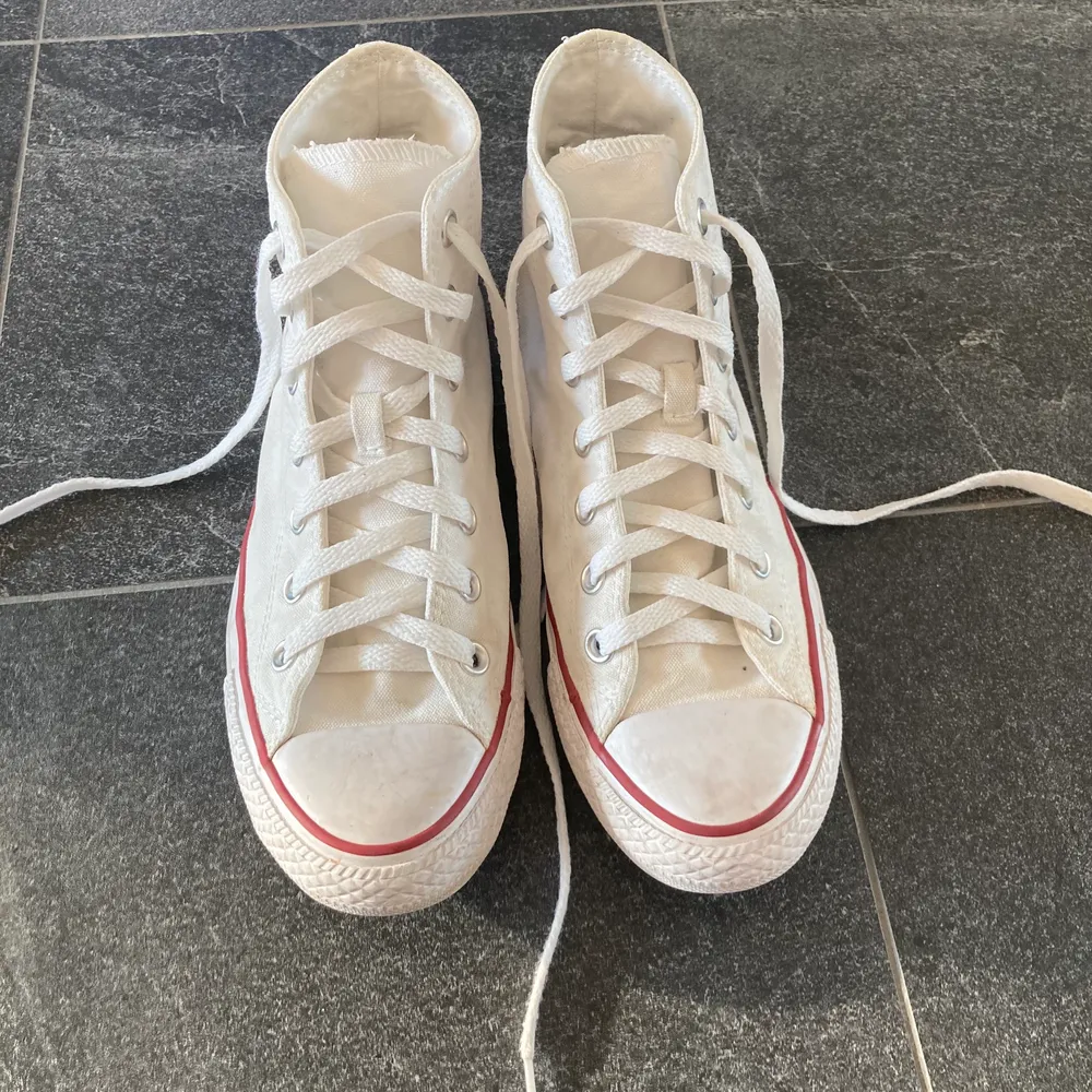 Första vita converse som inte har några defekter. Använd ett par fåtal gånger. Säljer då de är förstora för mig, storlek 39 (24,5 cm). Skor.