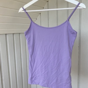 Lila topp  - Lila basic topp från Zara. Skriv privat för frågor eller flera bilder. 40kr + frakt ✨