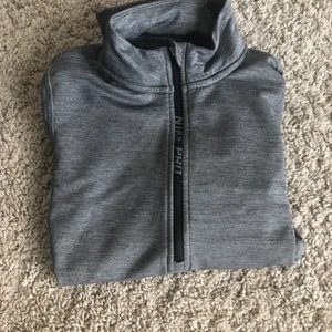 Nike tröja  - Väldigt skön träningströja från Nike❣️Köparen står för frakten  om man inte kan komma och hämta🎀