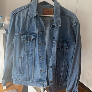 Levis jeansjacka  - Äkta jeansjacka från Levis i storlek S, jag kan mötas upp i Eskilstuna annars står köparen för frakten ❤️🌟