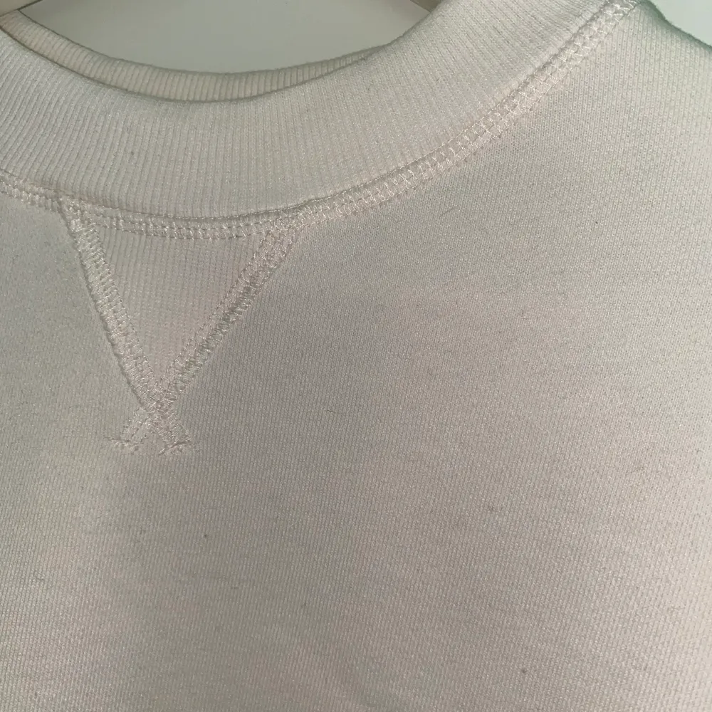 Fin vit sweatshirt, minns inte vart jag köpt den men det var något ”ekologiskt” märke typ, storlek xs, unisex. Hoodies.
