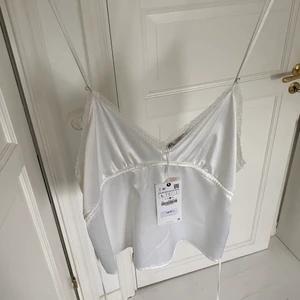 Zara satinlinne - Sjukt fint slutsålt satinlinne från zara med knytning, oanvänt då jag råkade köpa fel storlek!❤️ passar någon med C+ kupa