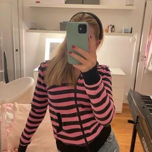 Randig munkjacka - Rosa svart randig huvtröja! Köparen står för frakt💕💕