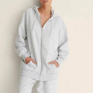 Zip hoodie - Oversized Zip up hoodie ifrån NAKD helt ny, säljer för att jag inte tyckte den passade mig! Nypris 399kr säljer för 310kr