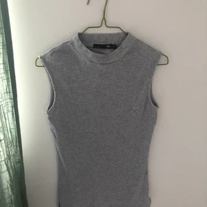 Grått linne - Grått ribbat linne. Inte använt mycket så i bra skick! 50kr+frakt💛