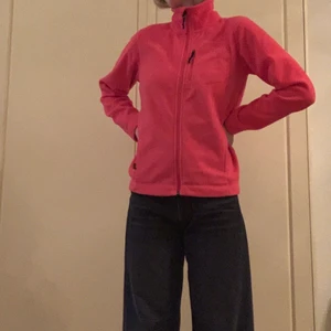 McKinley fleece rosa - * Rosa fleecetröja från McKinley i storlek 150 i bra skick. * Svart dragsko på båda sidorna på insidan av tröjan, vilket gör att den kan dras åt i midjan. Fickor med dragkedja på båda sidor samt en bröstficka. * Passar mig som är 160 cm lång och vanligen bär XS eller S. 