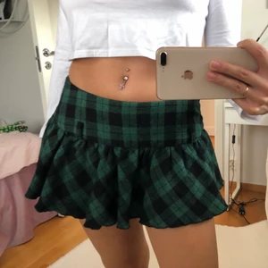 Minikjol😍 - Säljer denhär söta minikjolen som tyvärr är lite för liten för mig💞 storlek S