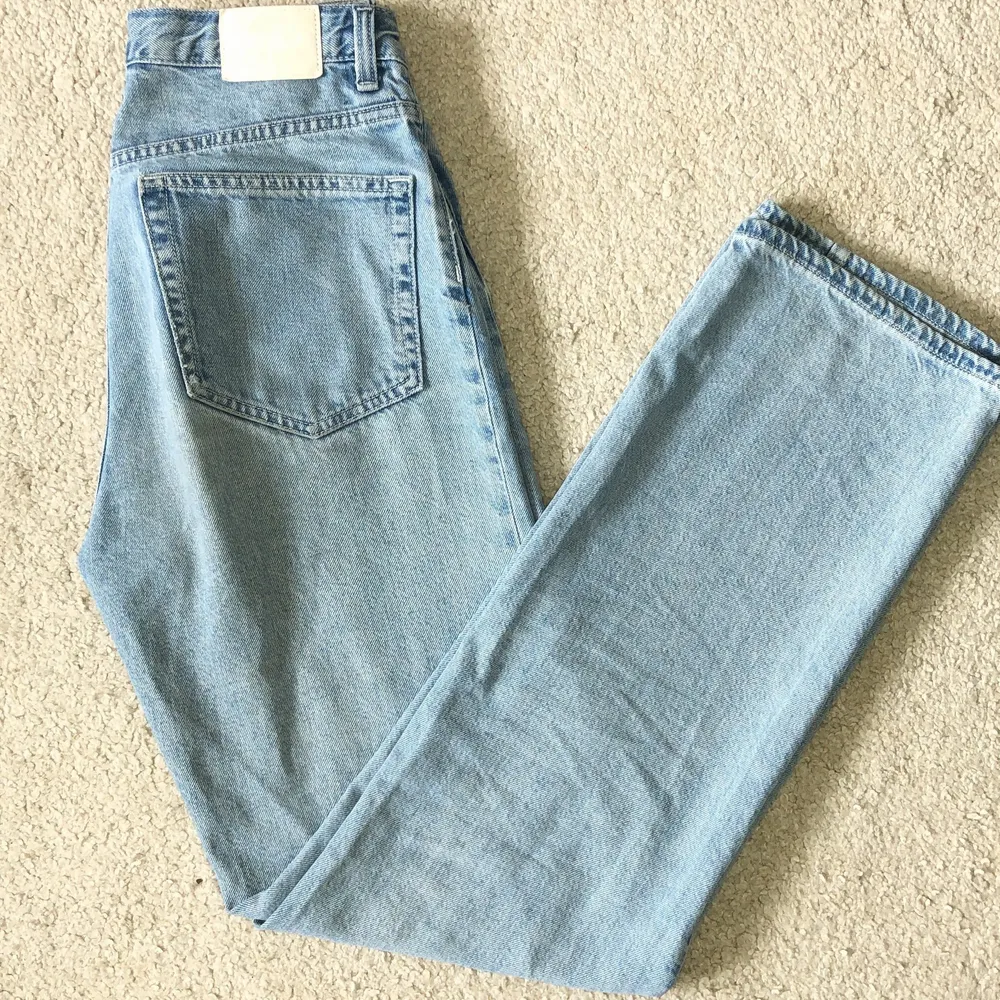 Säljer dessa trendiga och svinsnygga jeans från Weekday i storlek 27!! (Modellen heter Twin) Passformen på jeansen, som man ser i bild 1, är lite lågmidjade där fram vilket gör att midjan framhävs, därför skapar jeansen en ”hourglass” illusion.  (BYXORNA ÄR SÅLDA)💓💓. Jeans & Byxor.