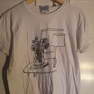 Vit t-shirt från reclaimed Vintage med tryck i strlk S. 