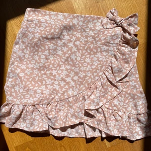 Sommar kjol☀️ - En jättegullig kjol som är beige/rosa och som aldrig är använd så nyskick. Det är dubbla tyg k kjolen så man ser inte igenom och kjolen har även har resårband, kolla på tredje bilden så ser ni! Men 