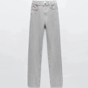 Gråa zara jeans  - Jag säljer dessa gråa jeans från Zara. Jag säljer dem då dem inte kommer till användning längre. Dem passar mig som är 177 cm.💕