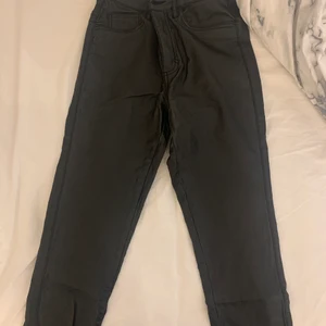 Läderbyxor storlek S - Jättefina läderbyxor i storlek S. Dessa är i ett bra skick då jag bara har använt dessa 2-3 gånger. 