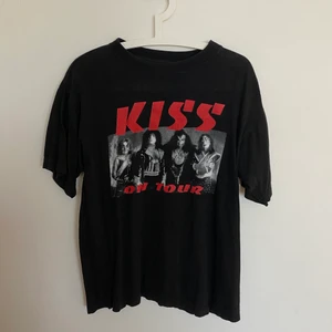 KIZZ TRÖJA - Snygg tröja köpt secondhand. Står storlek S men den sitter lite oversized. 120 + frakt 💕