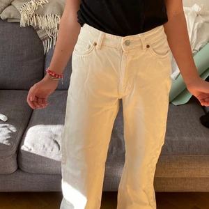 Monki Yoko Jeans Off White - Säljer dessa jättefina jeans. De är Monkis off white Yoko jeans i storlek 25. De  är i  bra skick. Säljer jeansen för att de blivit för små för mig. Nypris är 400kr. Köparen står för frakt 😍⚡️