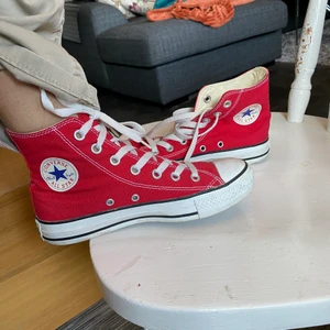 Röda converse - Högsta bud: 220 kr + frakt. Avslutas 15/8. Röda convers! Väldigt sparsamt använda, inga slitningar eller liknande, bara smutsiga. Storlek 36,5 men passar mer som 37 skulle jag säga! Frakt tillkommer! BUDA!!