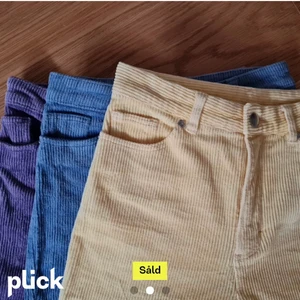 Manchester / corduroy- byxor - Tre par skitsnygga manchesterbyxor i tre olika jättefina färger. Verkligen ett par ”statement” byxor. Går att köpa separat eller tillsammans för ett billigare paketpris. Lite stora för mig och använder därför den tidigare säljarens bilder. Storlek 34 och skulle söka att det passar som 34 också (brukar ha 32 eller mindre om det finns) får gärna bytas mot liknande byxor i mindre storlek. 