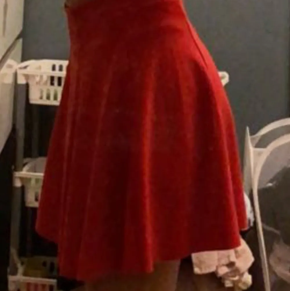 Super snygg röd kjol ganska vanlig aldrig andvänd🥰💗. Kjolar.