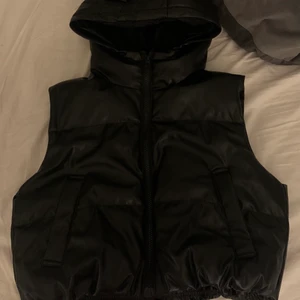 Skinnväst  - Jättefin skinnväst som är helt ny och aldrig använd, buda!!❤️köp direkt vid 400