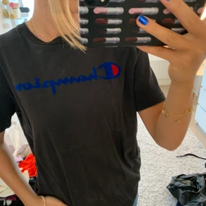 Champion t shirt  - Asball oversize grå champion t shirt med blått sammets tryck. Så skön och najs till allt! 